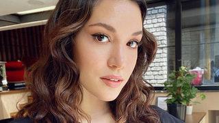 Hazal Subaşı süper minisine bir de yırtmaç ekledi! Gonca Vuslateri dayanamadı