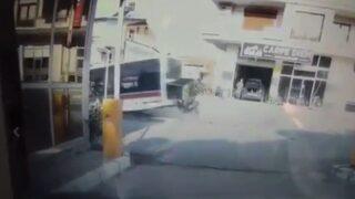 Faciadan kıl payı dönüldü! Sürüklenen otobüsü eliyle durdurmaya çalıştı