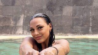 İnsanlara sarılarak servet kazanıyor! Cinsellikle bir ilgisi olmadığını iddia ediyor... ''99 farklı pozisyon var''