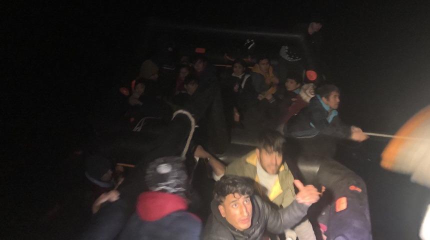 Çanakkale'de Türk kara sularına itilen 34 düzensiz göçmen kurtarıldı