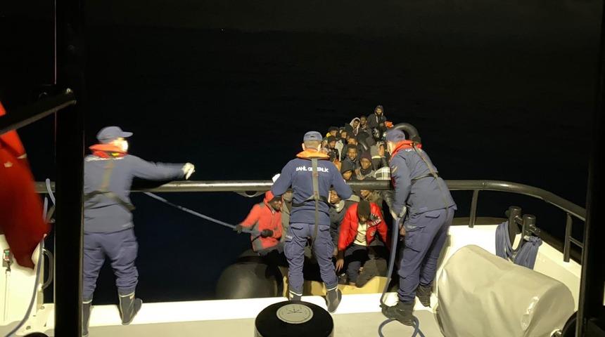 İzmir açıklarında 133 düzensiz göçmen kurtarıldı