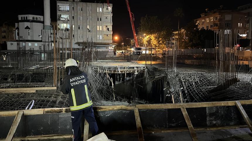 Alanya'da inşaatta beton d&ouml;k&uuml;m&uuml; sırasında yaşanan &ccedil;&ouml;kme sonucu 2 iş&ccedil;i yaralandı