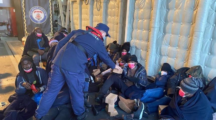 Yunanistan’ın ölüme ittiği 133 göçmen kurtarıldı