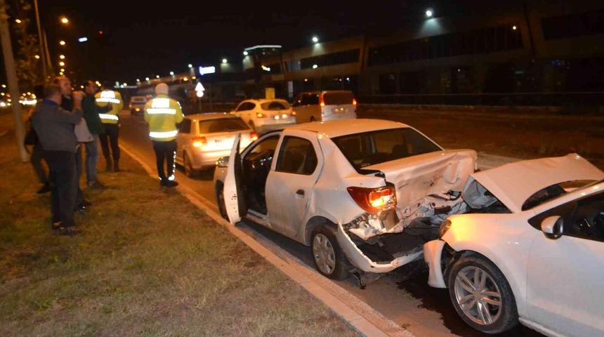 Yola fırlayan k&ouml;pek kazaya neden oldu, ara&ccedil; sahibi dert yandı