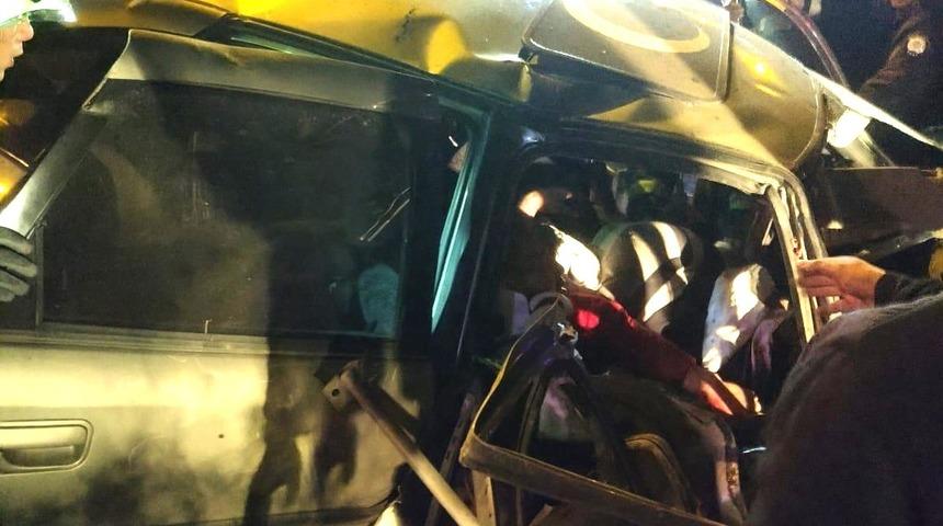 Kütahya’da otomobil şarampole devrildi: 2 yaralı