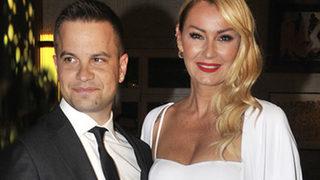 Pınar Altuğ kocasıyla poz verdi! Takipçi 6 yaşındaki çocuğu 27 yaşındaki adamla evlendirmişler deyince...