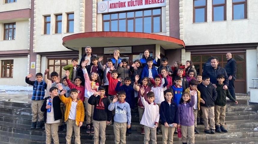 Hakkari polisi gönüllerde taht kurdu