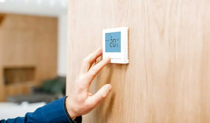 2- TERMOSTATI DAHA YÜKSEĞE ÇIKARMAK EVİNİZİN DAHA HIZLI ISINMASINI SAĞLAR