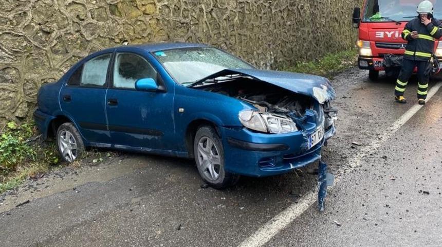 Sürücüsünün kontrolünden çıkan otomobil duvara çarparak durabildi