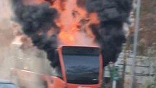 İngiltere’de içinde yolcuların bulunduğu otobüsten bir anda alevler yükseldi! Korku dolu anlar yaşandı