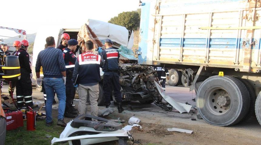 Kamyona ok gibi saplandı, kimse fark etmedi! 452 metre sürüklenen araçtaki 2 kişi öldü