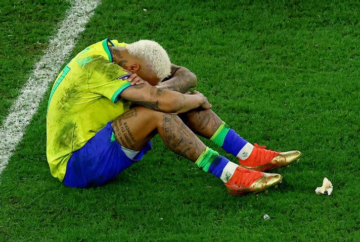 Neymar maç sonunda hüngür hüngür ağladı! Yanına gelen arkadaşlarına bakın ne yaptı! G5