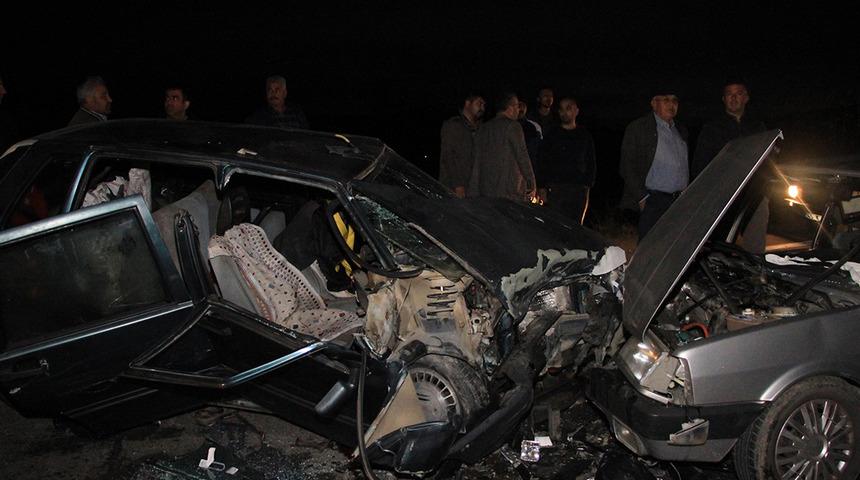 İki otomobil kafa kafaya çarpıştı! 1 ölü, 5 yaralı