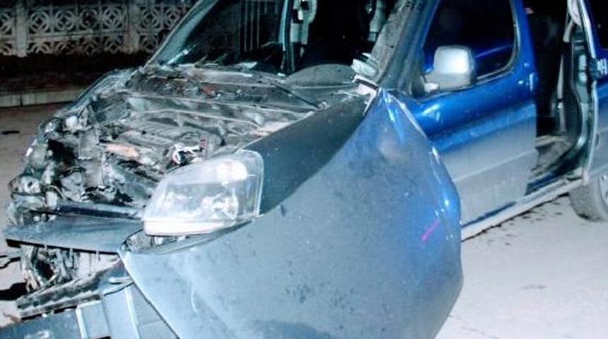 Elazığ'da minibüs ile hafif ticari araç çarpıştı: 7 yaralı