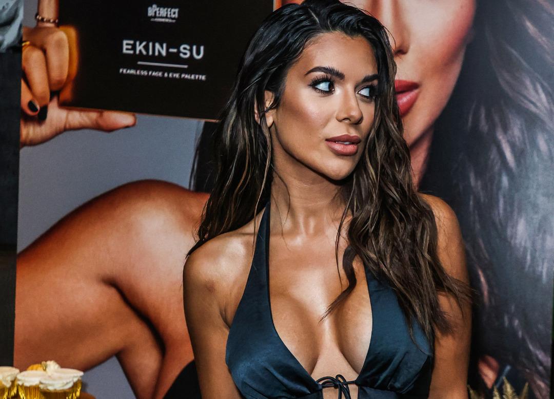 İngiltere'nin konuştuğu T&uuml;rk kızı! G&ouml;beğine kadar uzanan dekoltesiyle manşet oldu 