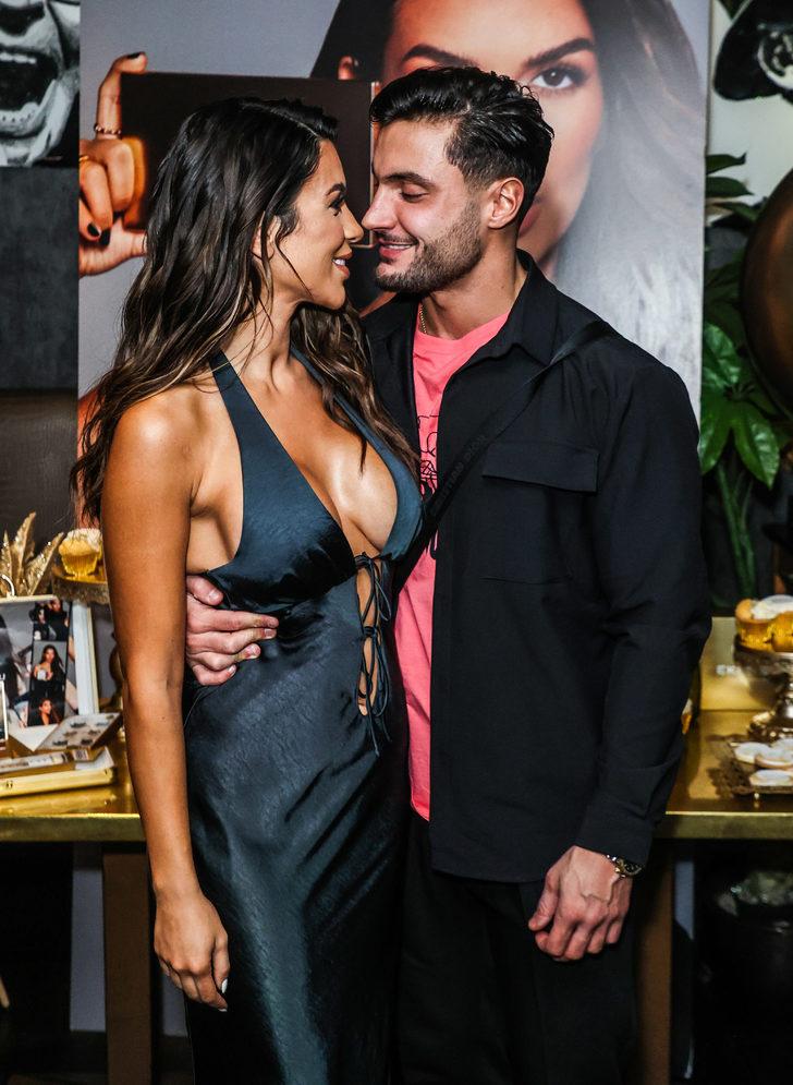 İngiltere'nin konuştuğu Türk kızı! Göbeğine kadar uzanan dekoltesiyle manşet oldu  G2