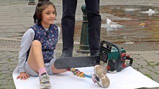 8 yıldır hukuk savaşı veriyor! Kızının protez bacağının üzerine motorlu testere koydu