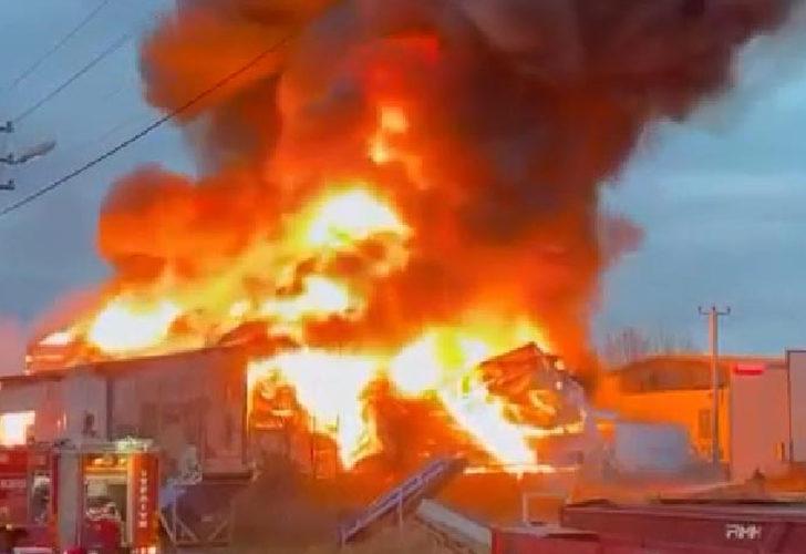 Sakarya'da korkutan anlar! Mobilya fabrikası alev alev yandı
