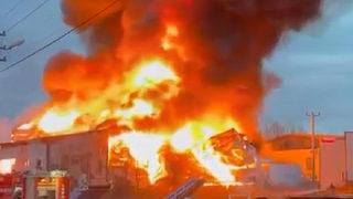 Sakarya'da korkutan anlar! Mobilya fabrikası alev alev yandı