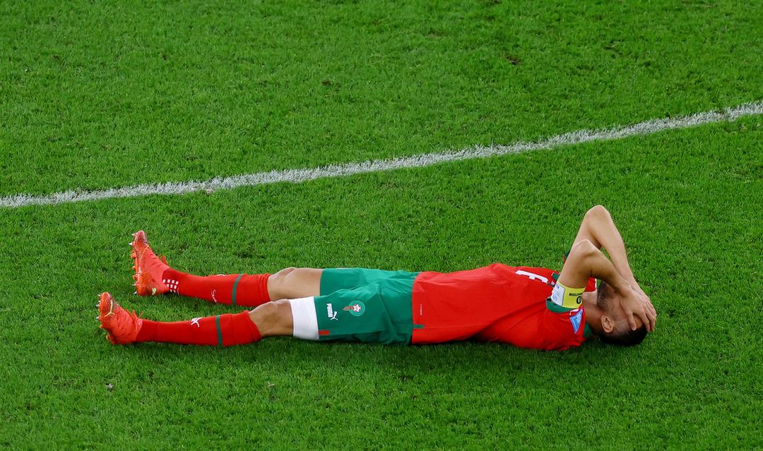 Son dakika: S&uuml;per Lig devi şokta! Romain Saiss, Fas - Portekiz ma&ccedil;ında sakatlandı, sedye ile oyundan &ccedil;ıktı!