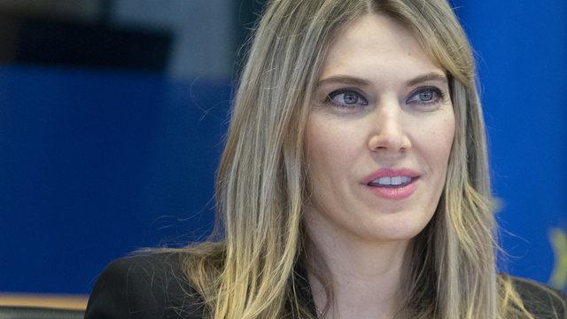 AP'de Eva Kaili depremi! Babası İstanbul kökenli olan eski sunucu, Parlamento'nun Barbie'si diye anlıyordu