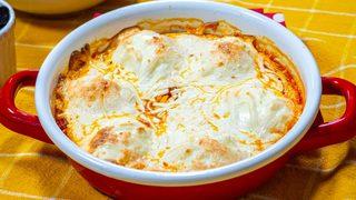 Pazar kahvaltılarının vazgeçilmezi olacak: Domatesli kaşarlı yumurta kapama tarifi