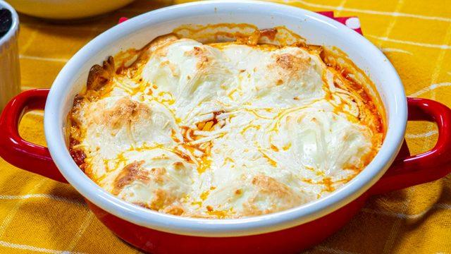 Pazar kahvaltılarının vazgeçilmezi olacak: Domatesli kaşarlı yumurta kapama tarifi