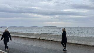 İstanbul'da şaşırtan görüntü! Caddebostan Sahili'ni kapladılar