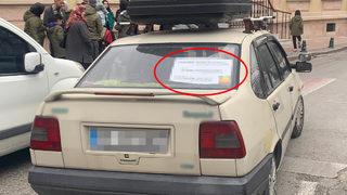 Aracına astığı not görenleri hem gülümsetti hem de şaşırttı! Biraz hoşgörü, usta olacağım