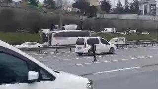 TEM’de yürekleri ağza getiren anlar! Vızır vızır geçen araçların arasından karşıya geçmeye çalıştı