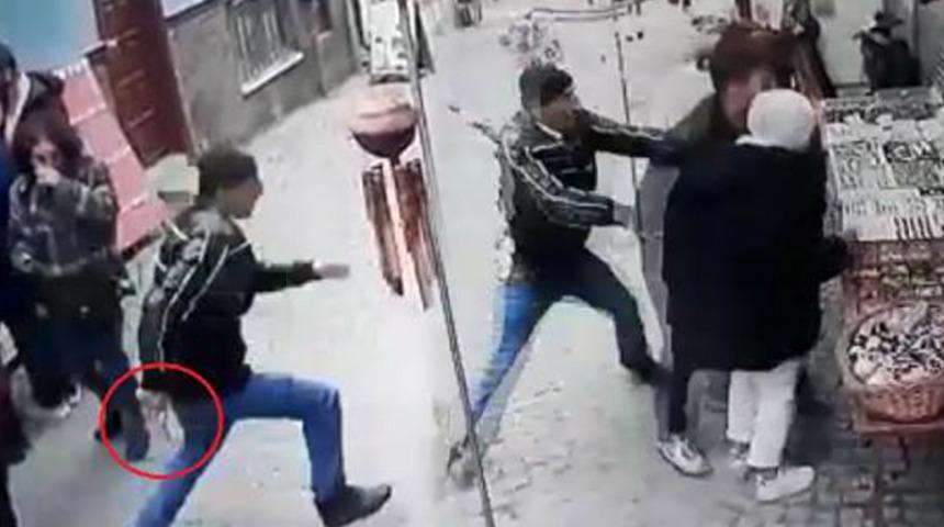 Hediyelik eşya dükkanının önünde durdu! Sonrası korkunç... Arkasından bir anda geldi ve karnından bıçakladı