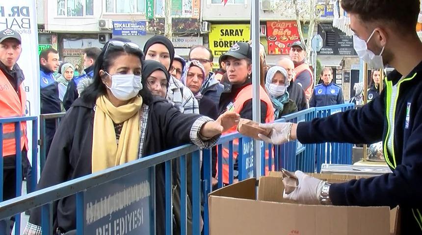 Bedava alabilmek için uzun kuyruk oluştu! 5 ton dağıttılar