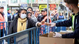 Bedava alabilmek için uzun kuyruk oluştu! 5 ton dağıttılar