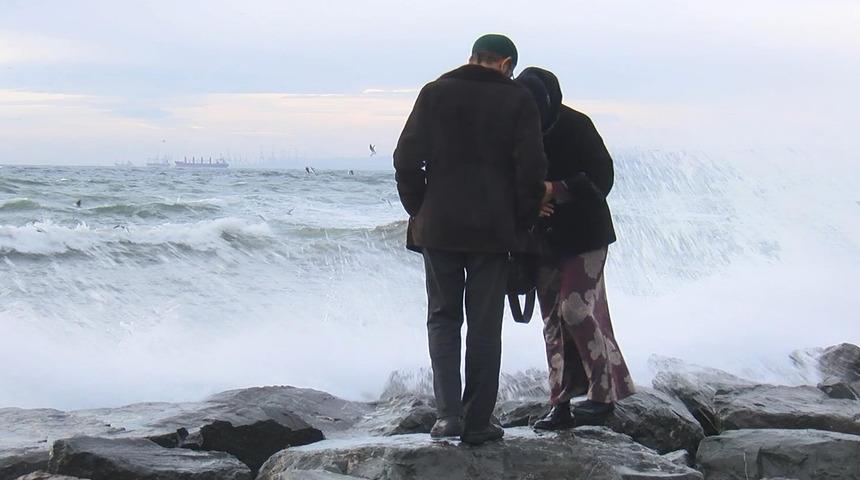 Florya Sahili'nde şiddetli lodos! Denizde büyük dalgalar oluştu