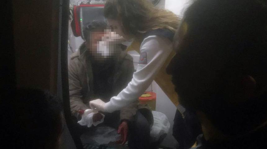 Sokakta karşılaşıp kavgaya tutuştular: Arkadaşının kulağını kesti!