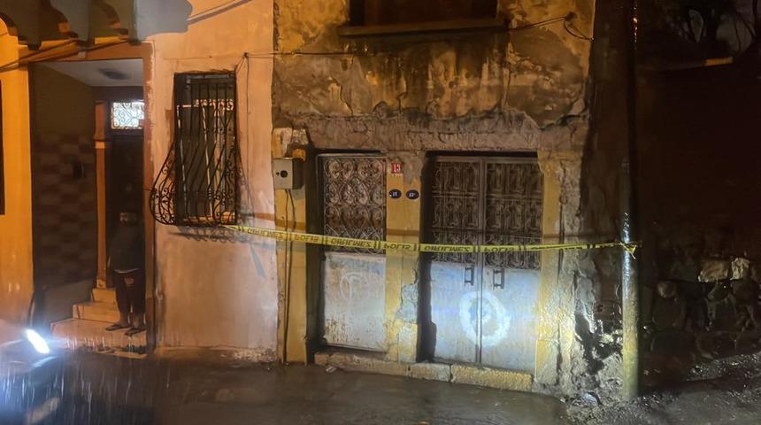 İzmir'de evinin bitişiğindeki binada meydana gelen göçükte mahsur kalan kadın kurtarıldı