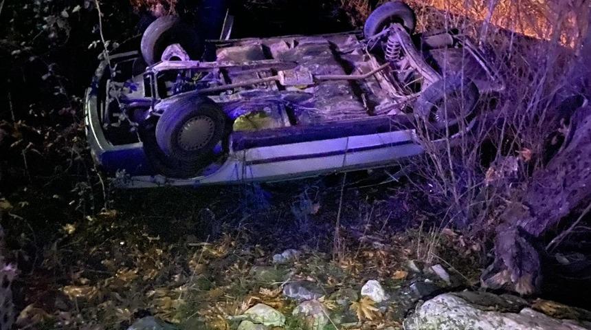 Adana'da devrilen otomobilin sürücüsü yaralandı