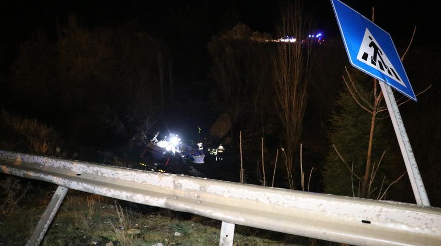 Burdur'da şarampole devrilen kamyonun sürücüsü öldü