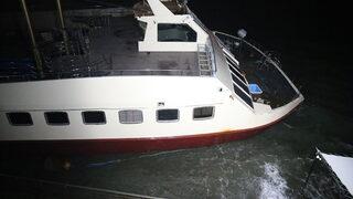 Bodrum'da kuvvetli rüzgar nedeniyle sürüklenen tekne, bölgedeki işletmelere zarar verdi