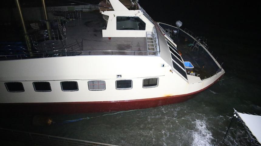 Bodrum'da kuvvetli rüzgar nedeniyle sürüklenen tekne, bölgedeki işletmelere zarar verdi