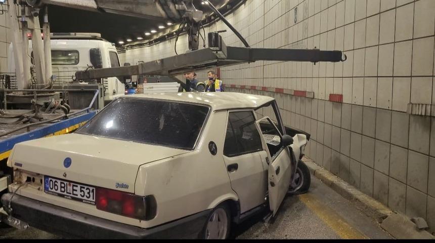 Ankara&rsquo;da polisin "dur" ihtarına uymayan s&uuml;r&uuml;c&uuml; kaza yaptı: 3 yaralı