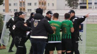 Maç bir anda karıştı, polis sahaya girdi ve kaleci ambulansa alındı! BAL'da 4 kırmızı kartın çıktığı müsabakada olaylar bir türlü dinmedi...