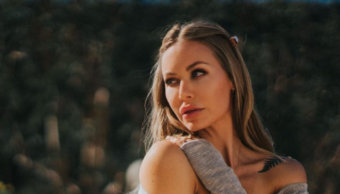 “Kış kıyafetim” diyerek paylaştı! Yarı çıplak pozu olay oldu