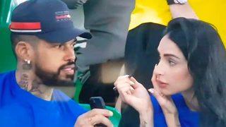 Dünya bu çifti konuşuyor! Dünya Kupası’nda maçı izlemek yerine makyaj yapan kadına ayna olmayı seçti... O anlar canlı yayınlandı