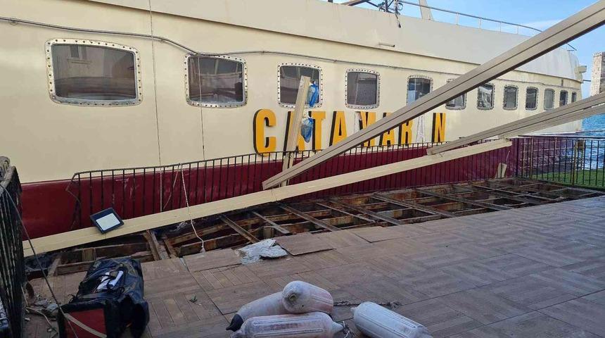 Y&uuml;zer disko Catamaran i&ccedil;in kurtarma &ccedil;alışması yapılıyor