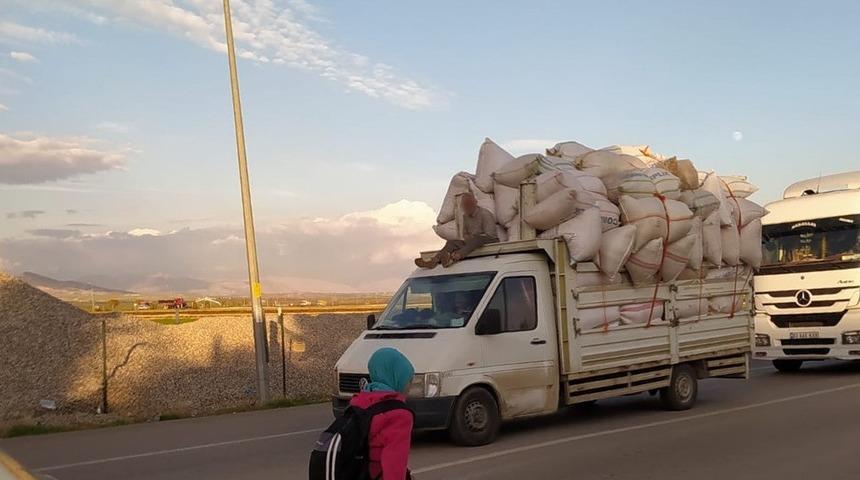 Kamyonetteki tehlikeli yolculuk y&uuml;rekleri ağza getirdi