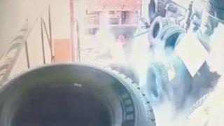 Hayatının şokunu yaşadı! Bomba gibi patlayan lastik ayaklarını yerden kesti