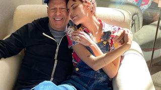 Ablası eteğini kaldırıp iç çamaşırını göstermişti! Tallulah Willis ise küvette çıplak poz verdi