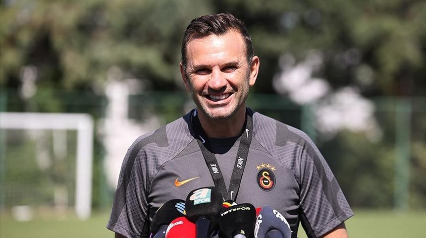 Galatasaray Teknik Direktörü Buruk, Antalya'da akademi oyuncuları ile bir araya geldi