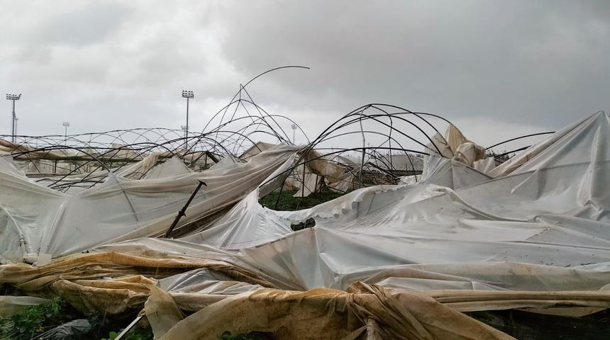 Antalya'daki hortum çilek seralarına zarar verdi